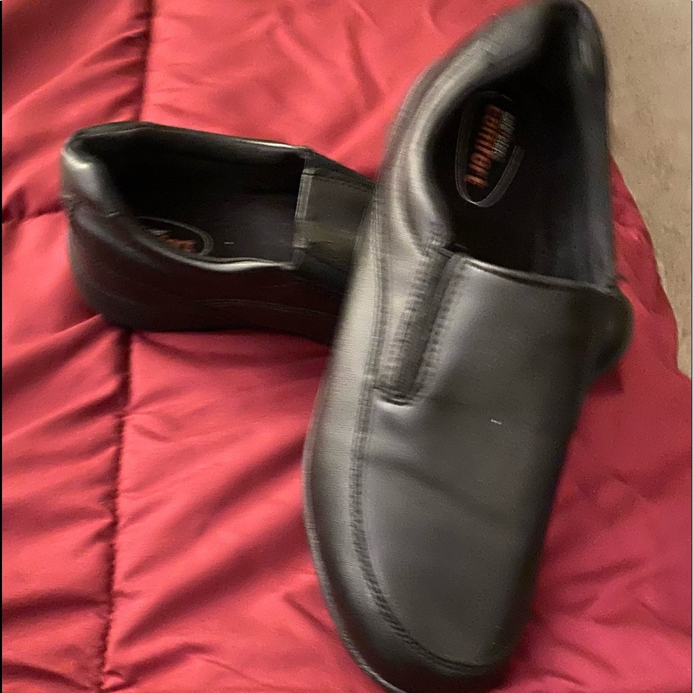 Slip on resistant safety shoes